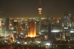 أفق مدينة الكويت ليلا