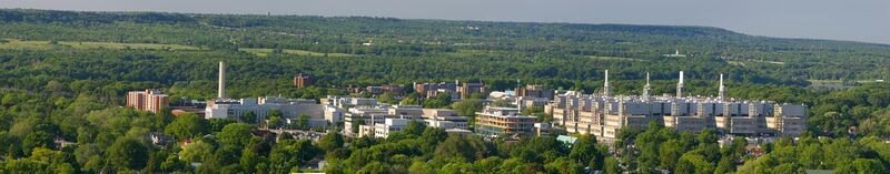 ملف:McMaster University, seen from above and from the southwest (from Scenic Drive).jpg