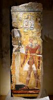 الفرعون سيتي الأول يقف أمام أوزوريس، رسم جداري من المقبرة، البهو J، العمود B، الجانب a، متحف برلين الجديد.