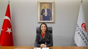 حفيظة أركان في مكتبها كمحافظة للبنك المركزي التركي