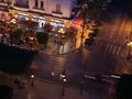 مفترق شارع الحبيب بورقيبة (يمين-يسار) وشارع قرطاج (أعلى الصورة) ليلاً