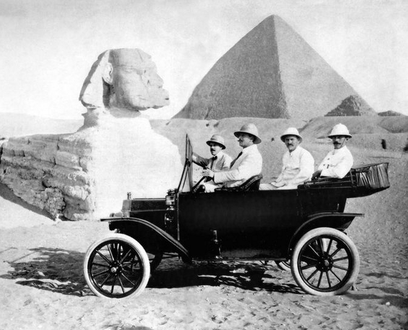 هنري فورد وج.پ. مورگان في سيارة فورد موديل تي-سنتنيال، أمام أبو الهول، 1914.
