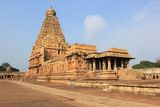 Thanjavur Brihadeeswara Temple side view.JPG