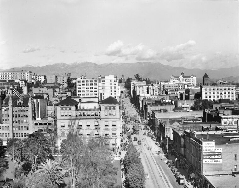 ملف:View of Hill Street, looking north from 6th Street, Los Angeles, ca.1913 (CHS-5692).jpg