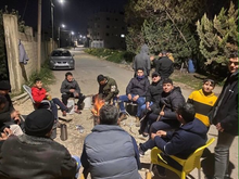 الفلسطينيون في حوارة يرابطون طوال الليل خارج منازلهم لحماية عائلاتهم من هجمات المستوطنين الإسرائيلين (1 مارس 2023)