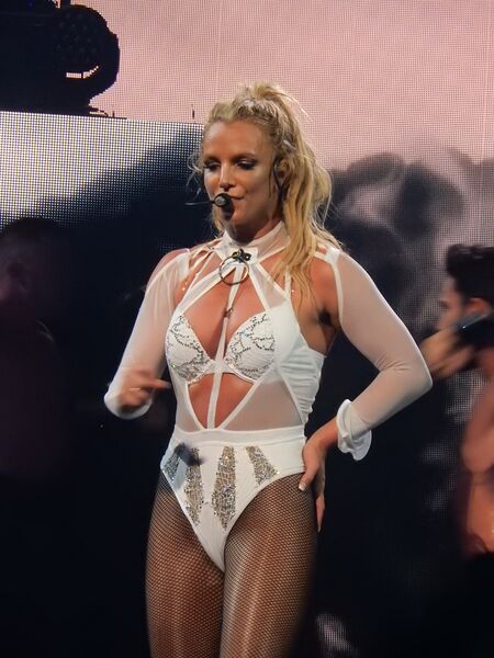 ملف:Britney Spears, Roundhouse, London (Apple Music Festival 2016) (30072938871).jpg