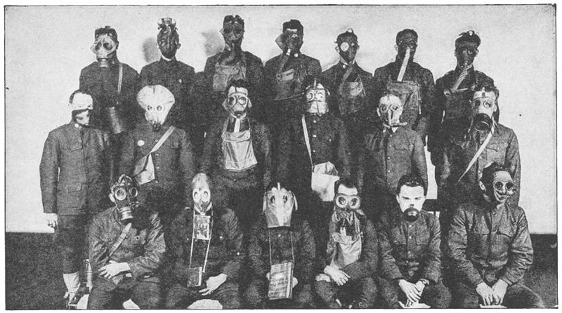 ملف:Various gas masks WWI.jpg