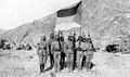 جنود عرب يحملون علم الثورة العربية أثناء سيرهم في الصحراء، 1926-1928.