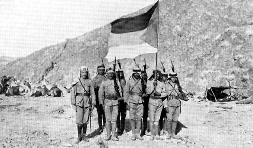 جنود شريف مكة يحملون العلم العربي أثناء الثورة العربية عام 1916–1918