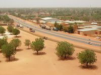 مرور الشاحنات والسيارات على طريق بوليڤار مالي برو، نيامي، النيجر.