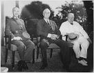 القائد العام تشيانگ كاي شك والرئيس فرانكلين روزڤلت ورئيس الوزراء ونستون تشرشل اجتمعوا في القاهرة في مؤتمر القاهرة 25 نوفمبر، 1943.