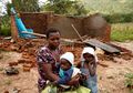 عائلة مشردة في زيمباوي جراء الإعصار إيداي، مارس 2019.