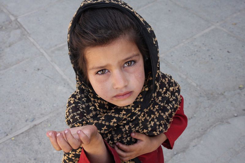 ملف:Afghan girl begging.jpg