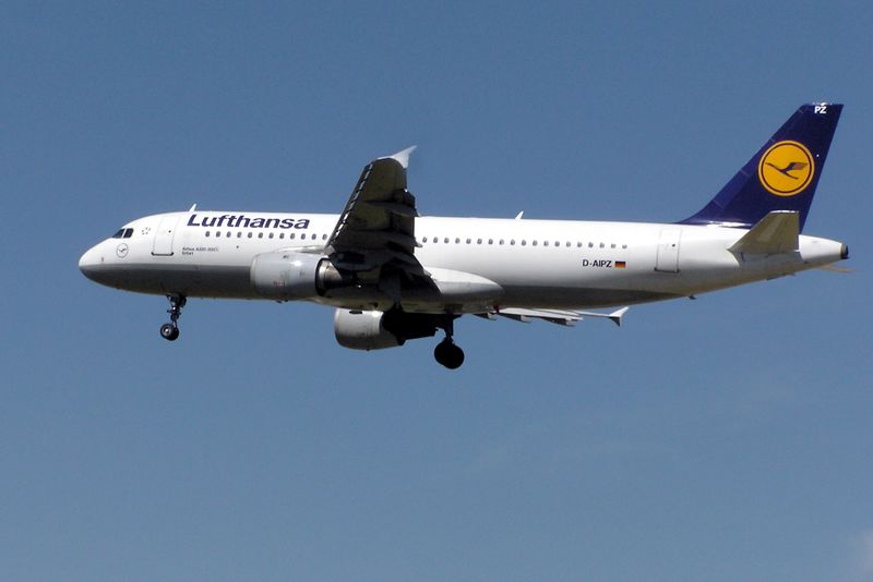 ملف:Lufthansa.a320-200.d-aipz.arp.jpg