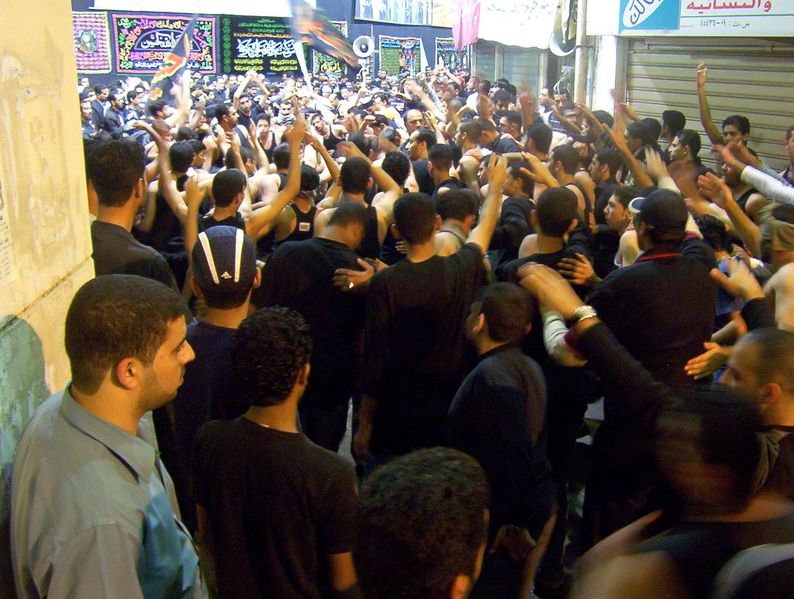 ملف:Muharram procession, Manama, Bahrain (Feb 2005).jpg