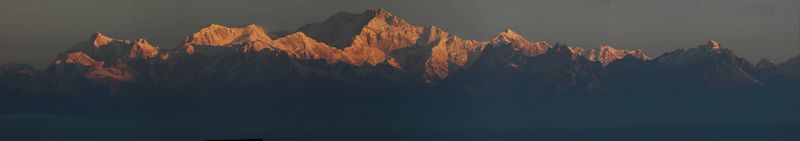 ملف:Panorama Kangchenjunga from Darjeeling.jpg
