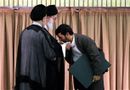 أحمدي نجاد يقبل يد علي خامنئي ومحمد خاتمي أثناء مراسم تنصيبه رئيس لفترة ثانية، طهران، 2009.