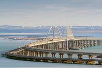 جسر القرم في مايو 2020. البنية التحتية لـ ميناء تمان مرئية في الخلفية.