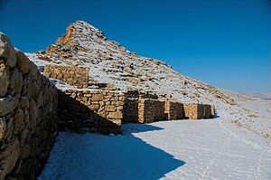 قلعة بسطام، المبنية في القرن السابع ق.م. من الحضارة الأورارتية. اقترحتها إيران، في 2007، لتضاف إلى مواقع التراث العالمي في إيران.