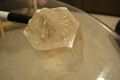 Hexagonal hanksite crystal from Searles Lake, كاليفورنيا. Pen in background for scale.