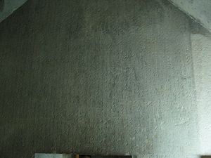 صورة التقطت داخل البنية التحتية لهرم تيتي الأول، تُظهر أسطرًا طويلة من النص الهيروغليفي الذي يغطي الجدار بالكامل وجملون الغرفة.