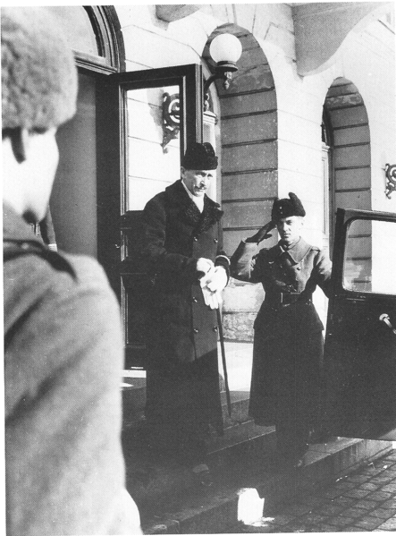 ملف:Mannerheim Leaving Presidents Residence.png
