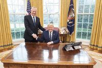 گانتس والرئيس الأمريكي دونالد ترمپ في يناير 2020.