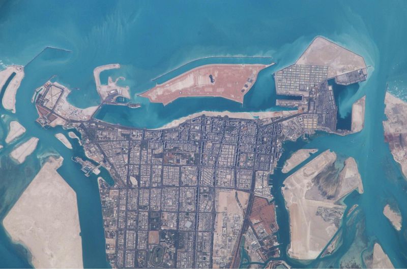 ملف:Abu Dhabi from Space-ISS006-E-32079-March 2003.JPG