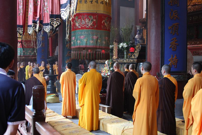 ملف:Chinese Buddhist Monks Ceremony Hangzhou.jpeg