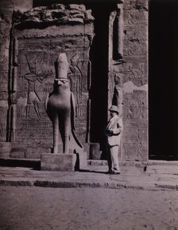 ج.پ. مورگان في معبد حورس في إدفو، مصر، 1913 أو قبل ذلك.
