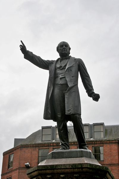 ملف:William Ewart Gladstone statue, Albert Square.jpg