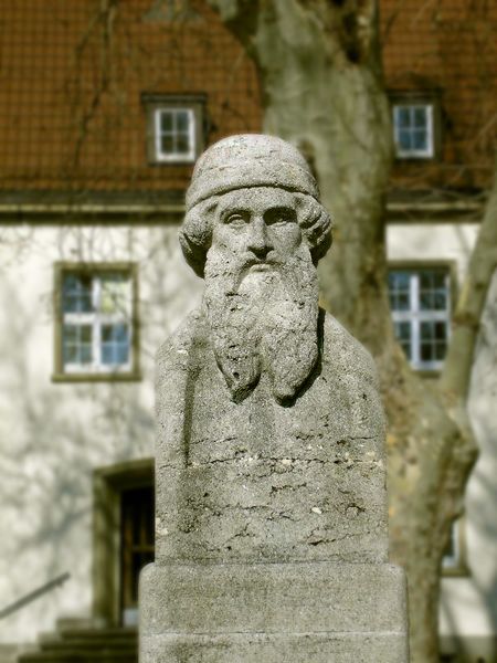ملف:Gutenberg-statue-uni-mainz.jpg