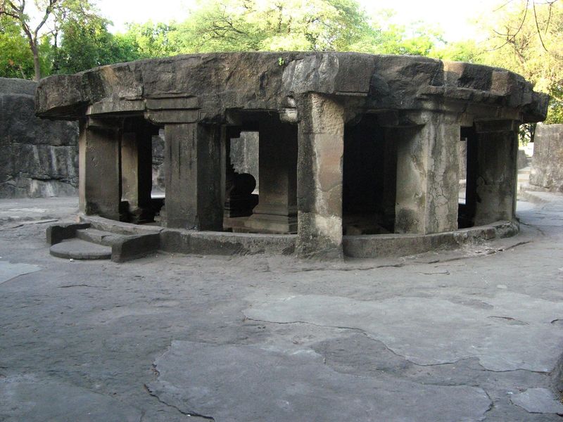 ملف:Pataleshwar cave complex Pune.jpg