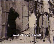 محافظ السويس أثناء الحصار محمد بدوي الخولي يتفقد أحوال المدينة ويتحدث مع من الصامدين