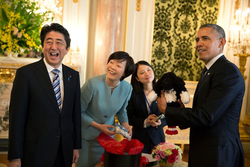 ملف:Shinzo Abe with Barack Obama laughing, April 2014.jpg