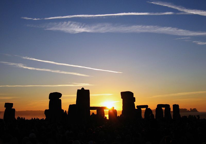 ملف:Summer Solstice Sunrise over Stonehenge 2005.jpg