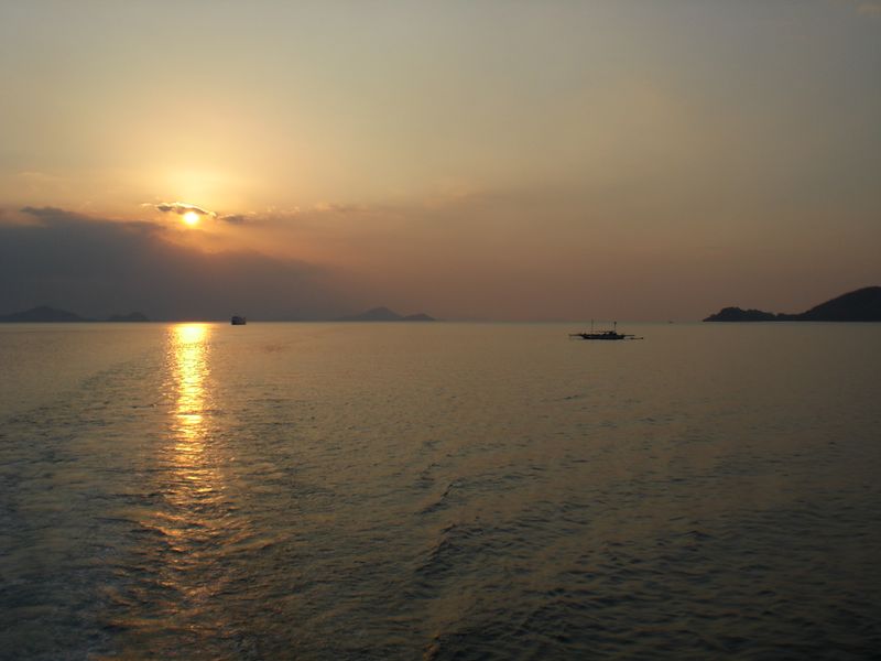 ملف:Flores Sea Indonesia Sunset 2009.JPG