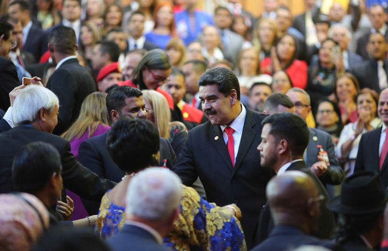 ملف:Maduro at second inauguration with people Jan 2019.jpg