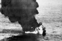 حراقة ليبية من طراز نانوتشكا-2 تحترق بعد اصابتها في 25 مارس 1986