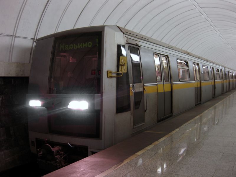 ملف:Metro wagon 81-720.jpg