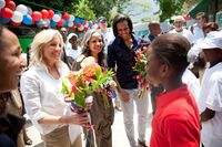 بايدن وميشيل أوباما برفقة سيدة هايتي الأولى إليزابث دلاتور پريڤال في پورت-أو-پرنس، بعد ثلاثة أشهر من زلزال هايتي 2010.