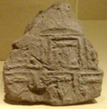 ختم جرة طينية يشير إلى أن المحتويات جاءت من ملكية الفرعون نارمر. أصلها من طرخان، وهي معروضة حالياً في متحف متروپوليتان للفنون بمدينة نيويورك.