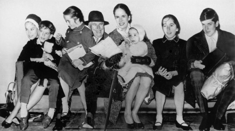 ملف:Chaplin family 1961.jpg