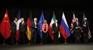 وزراء الشؤون الخارجية (من اليسار إلى اليمين) الصين، فرنسا، ألمانيا، الاتحاد الأوروپي، إيران، المملكة المتحدة والولايات المتحدة يعلنون نجاح مفاوضات الاتفاقية الشاملة، في ڤيينا، النمسا، 14 يوليو 2015.