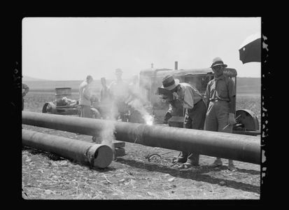 ملف:Laying of IPC pipeline across the Plain of Esdraelon, July 1933. اللحام بطريقة electric fleet weld method