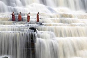 رهبان بوذيون يتأملون على شلالات پونگور، دالات، ڤيتنام. .
