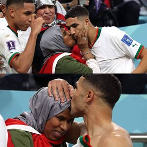 أشرف حكيمي مع والدته بعد فوز المغرب على بلجيكا 2/0 في كأس العالم 2022
