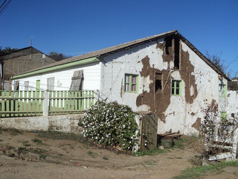 ملف:Structural damage after Pichilemu earthquake, as seen in April 2011.jpg
