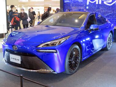 Toyota MIRAI Z (JPD20) with the factory-installed option.jpg