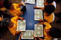 أطفال فلپينيون يتعلمون قراءة القرآن في مدرسة إبتدائية، في مانيلا، الفلپين، 11 أغسطس، 2010.